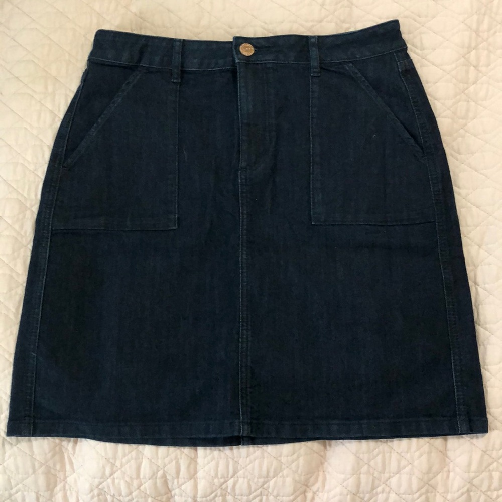 Ann Taylor loft  navy jean skirt size 6.  Like new.